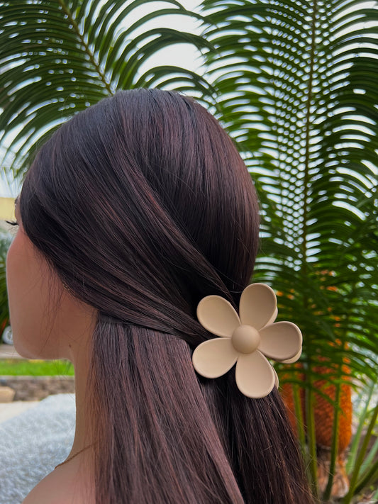 Creamy daisy hair clip